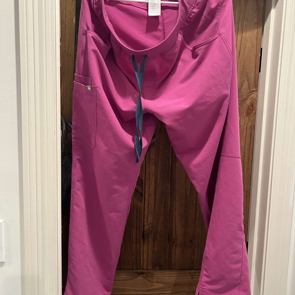 FIGS SCRUBS - Picture 2 of 2